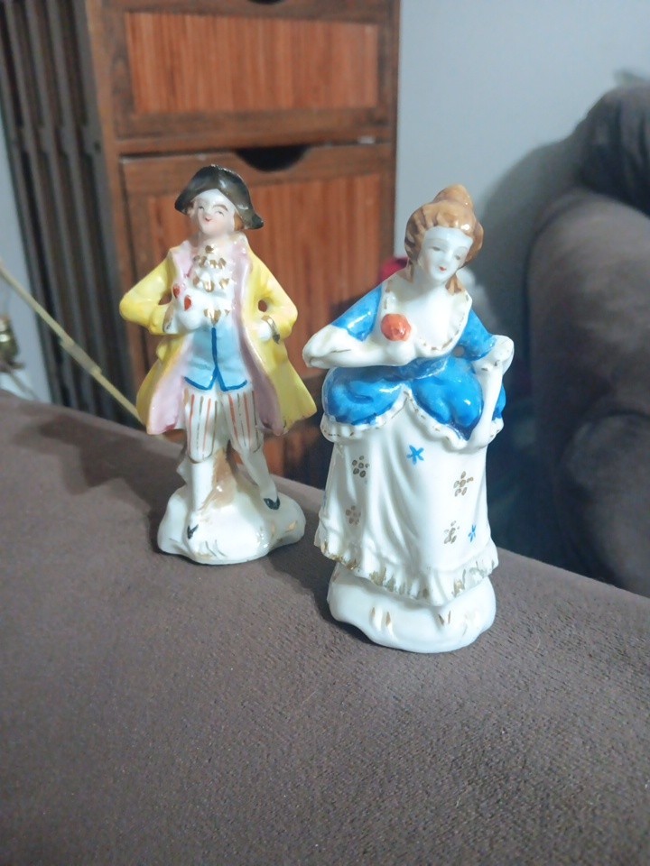 Vintage Occupied Japan Colonial Couple Figurines . 3 inches