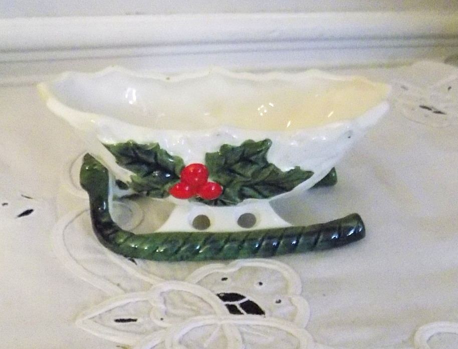 Vintage Lefton White Christmas Holly Berry Sleigh Ceramic Candy Dish #6048 5”