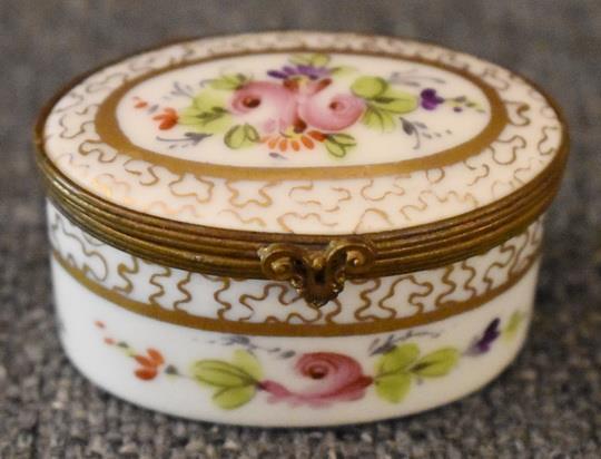 BEAUTY ANTIQUE LIMOGES HAND PAINTED FLORALS ON WHITE GOLD TRIM OVAL TRINKET BOX