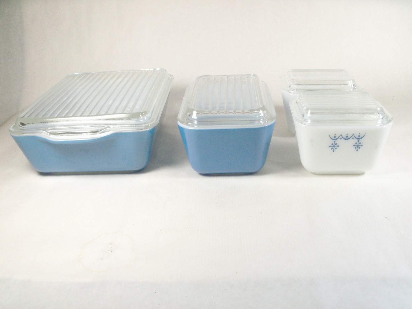 Vintage Pyrex Snowflake Garland 4 Pc Refrigerator Storage Set with Lids Vintage Pyrex Snowflake Garland 4 Pc Refrigerator Storage Set with Lids