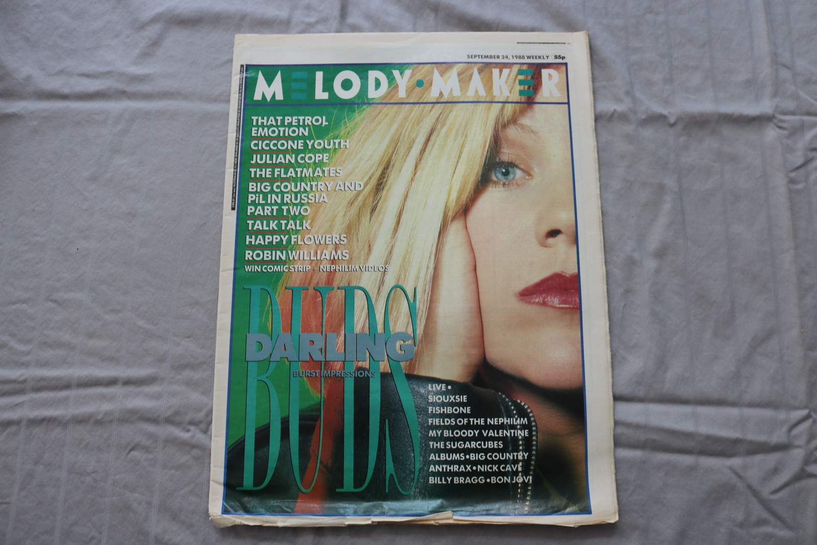 1988 SEPTEMBER 24 MELODY MAKER NEWSPAPER - THE DARLING BUDS COVER - NP 9300 1988 SEPTEMBER 24 MELODY MAKER NEWSPAPER - THE DARLING BUDS COVER - NP 9300