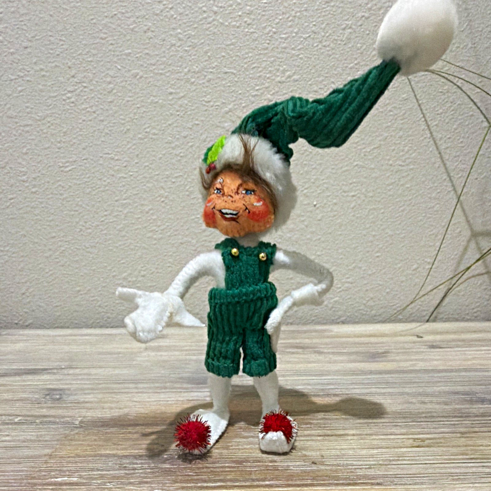Annalee 8in Christmas Elf Figurine Green/White with Red Tinsel Balls on Feet