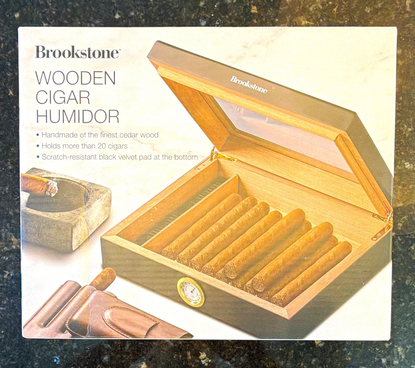 Brookstone handmade Wooden Cigar Humidor Holds over 20 Cigars cedar padded 