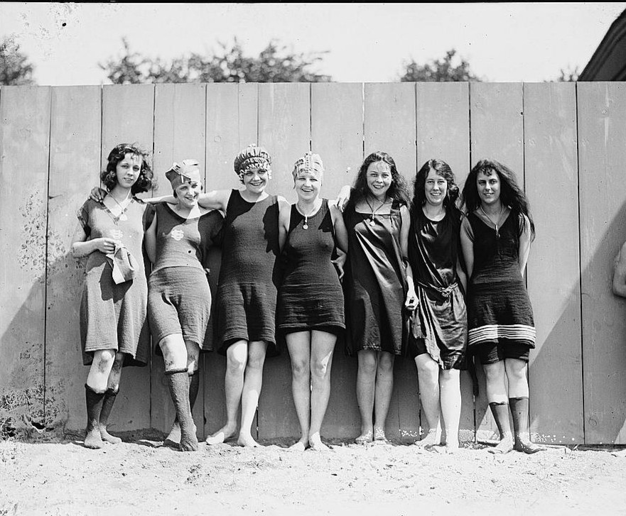 Vintage Black and White Photo 1920 Women Lined Up  10 x 8  Old Photo Reprint A-3