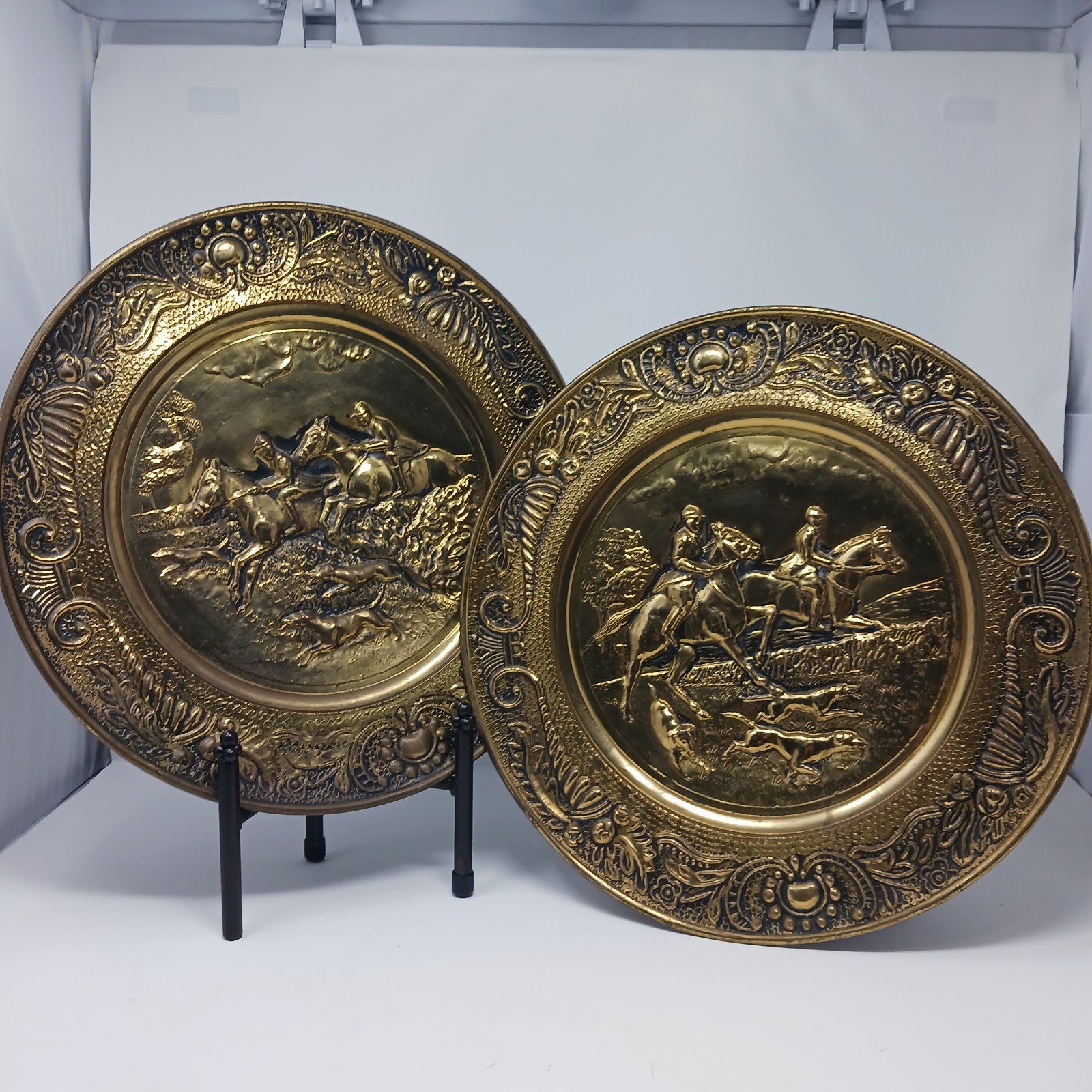 Vtg Pair English Brass Fox Hunt Wall Hanging Plates 14” Charger Plaque England 