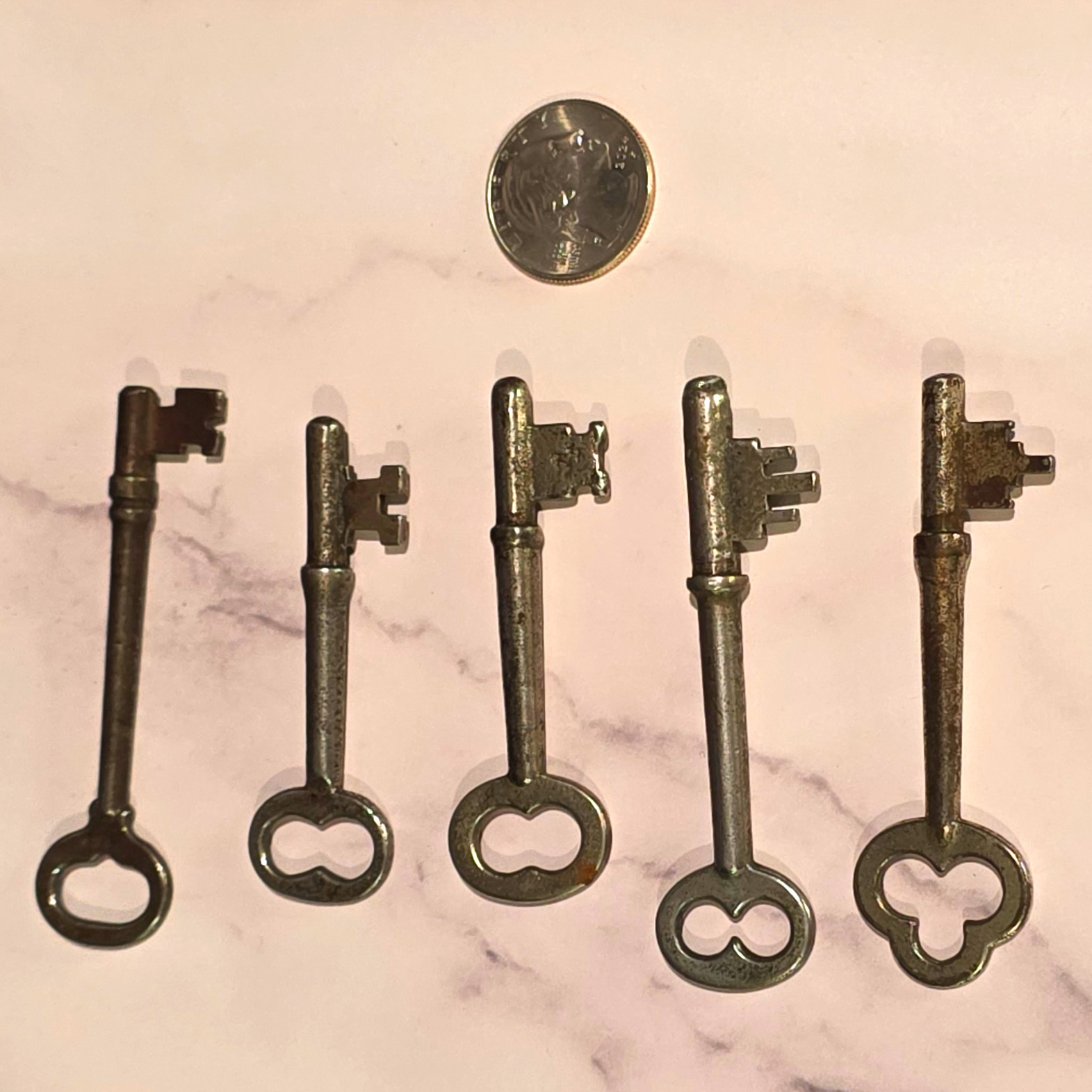 Skeleton Key Lot Of 5 Vintage Metal Keys Assorted Bow Shapes