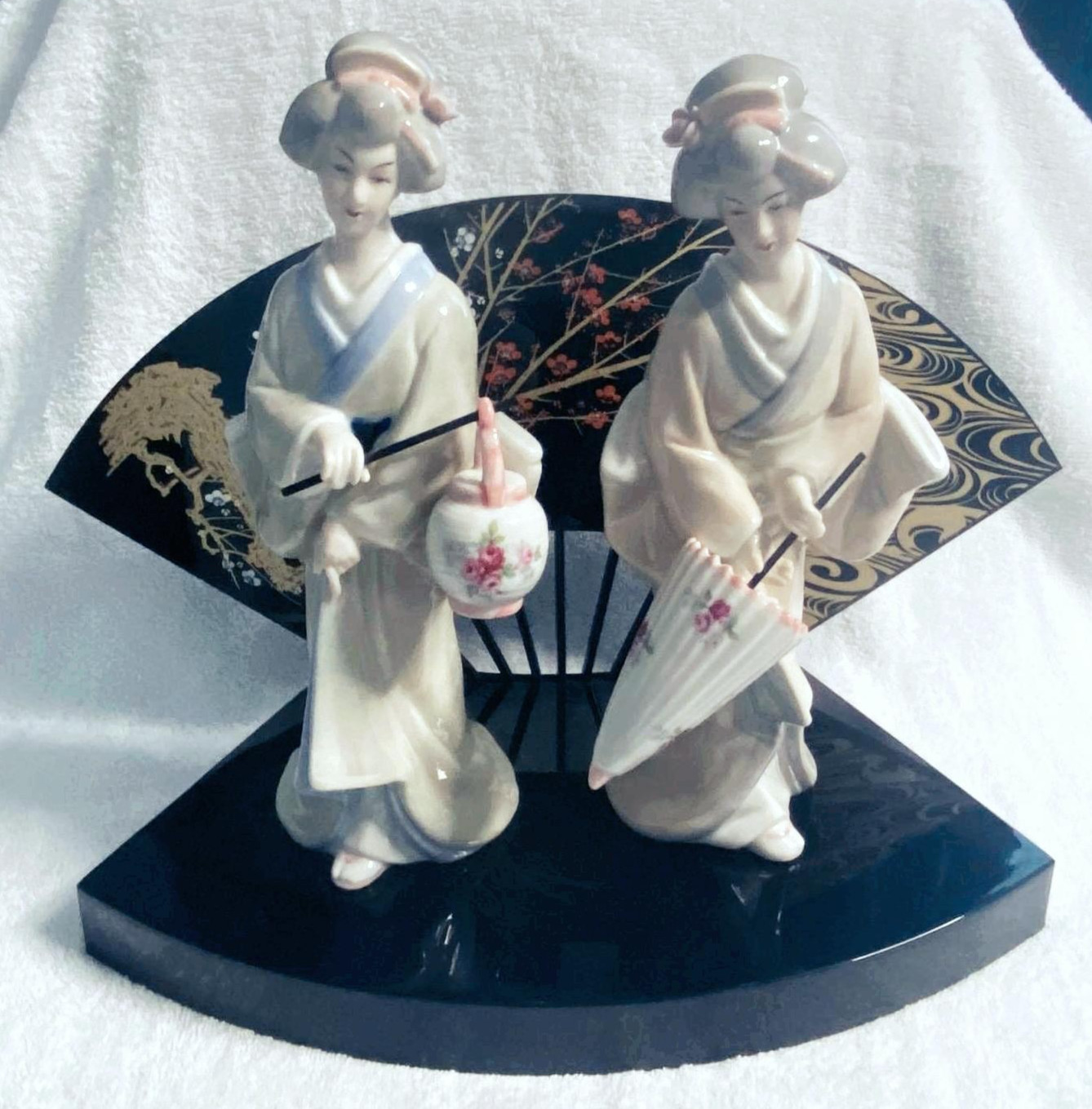 Pair (2) Hakata Japanese Geisha Ceramic Figurine Dolls with Display Stand Pair (2) Hakata Japanese Geisha Ceramic Figurine Dolls with Display Stand