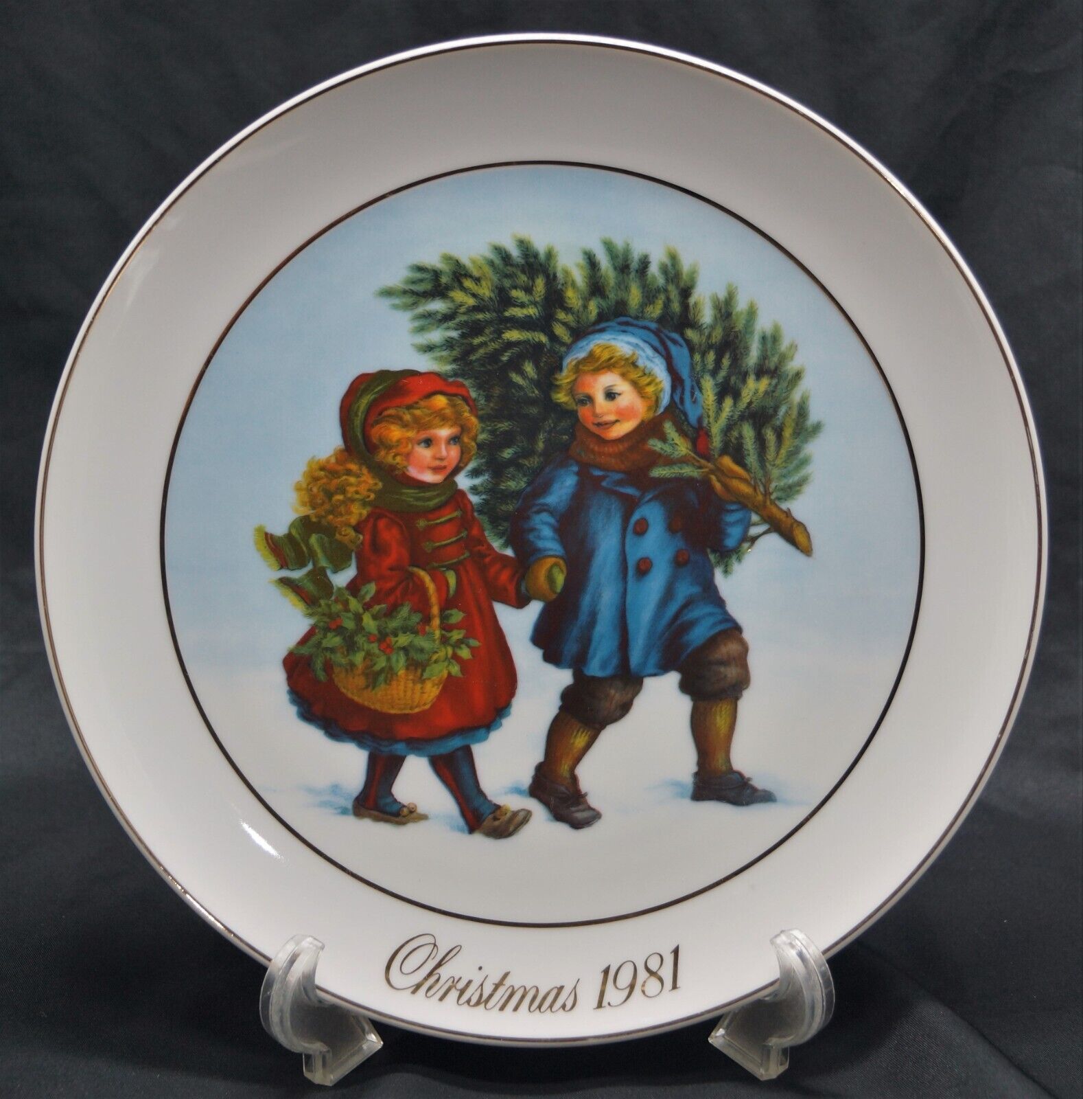 Avon 1981 Christmas Memories Sharing The Christmas Spirit Plate 22k Gold Trim