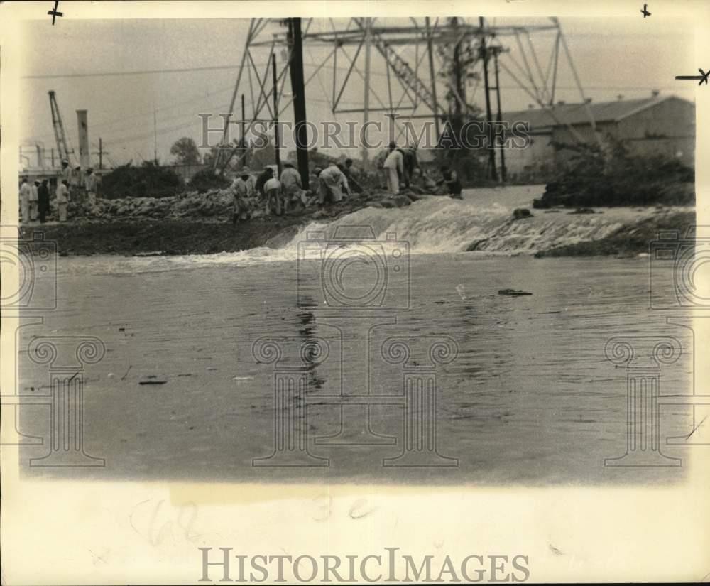 1973 Press Photo Cut made Harvey Canal levee to allow high water through, LA