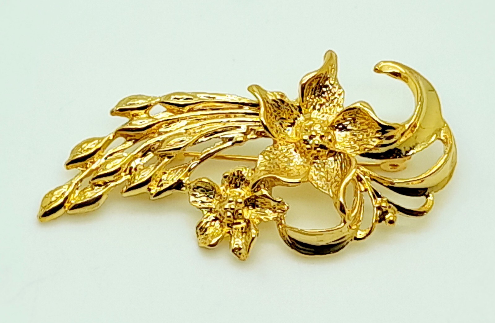 P001 Vintage Gold Tone fashion jewelry Brooch Flower  metal Floral Bouquet style