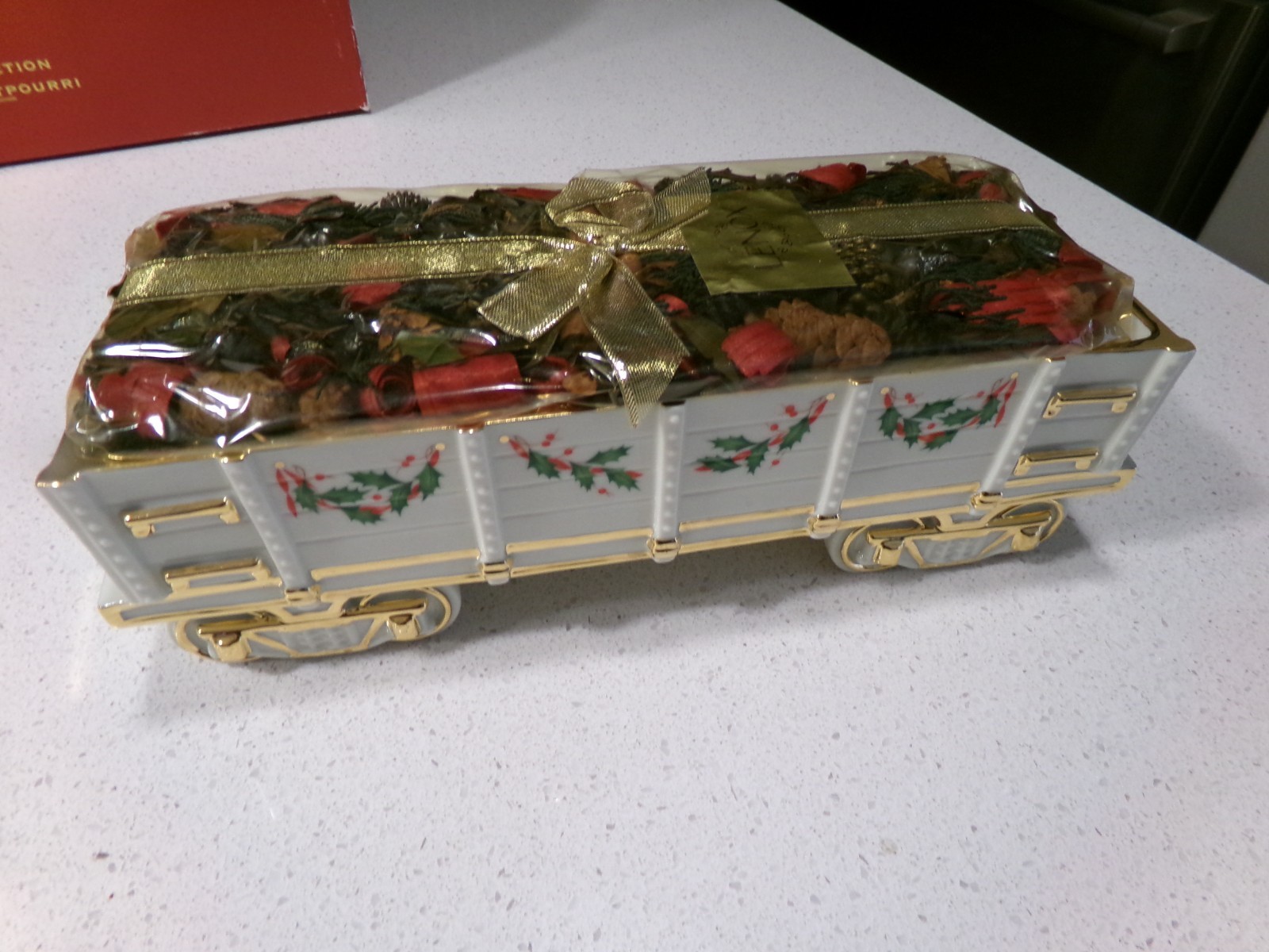 LENOX HOLIDAY JUNCTION WAGON WITH POTPOURI