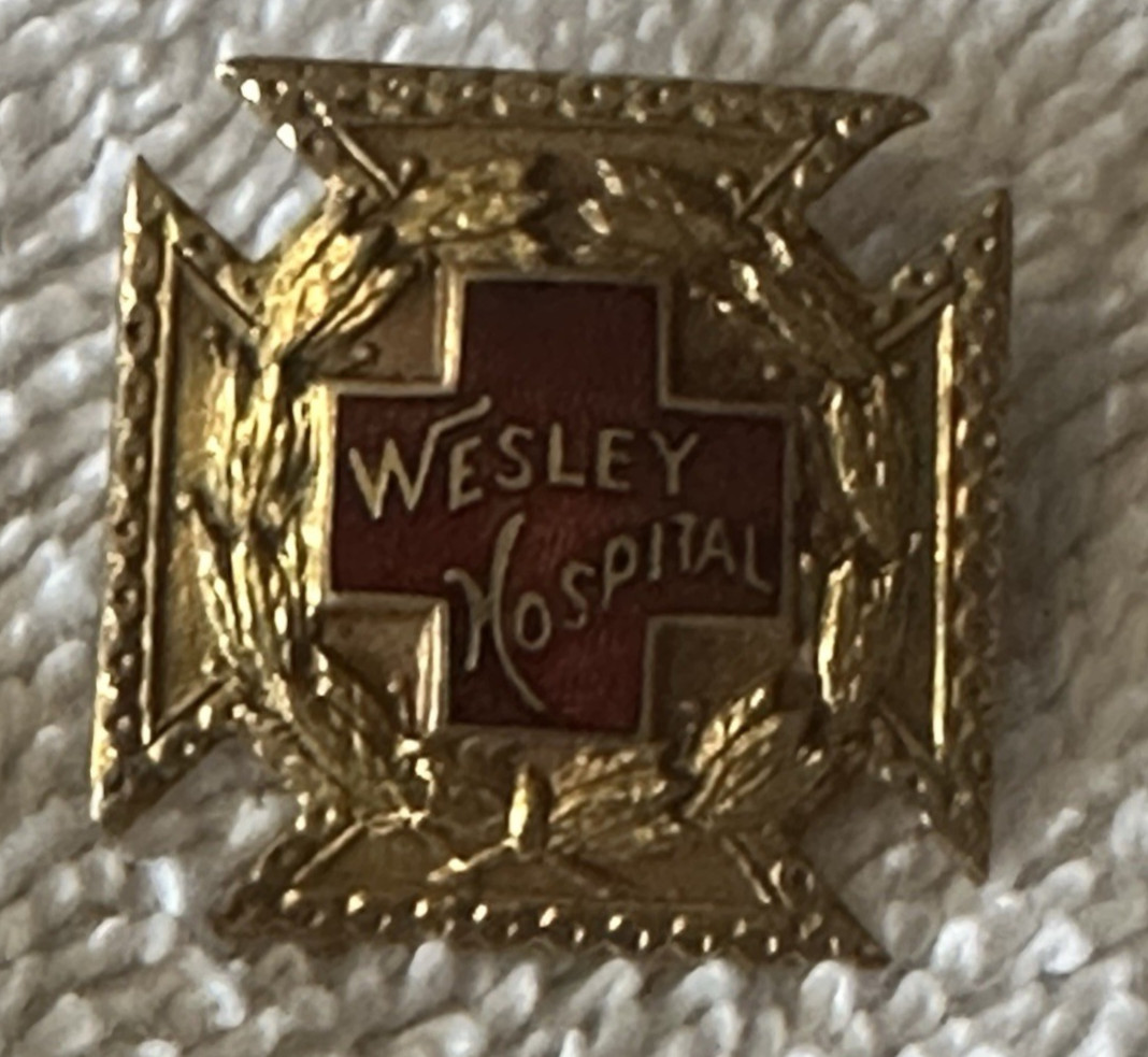 WESLEY Hospital Chicago Ill 10K yellow gold w/ red enamel 4.5 grams 1946