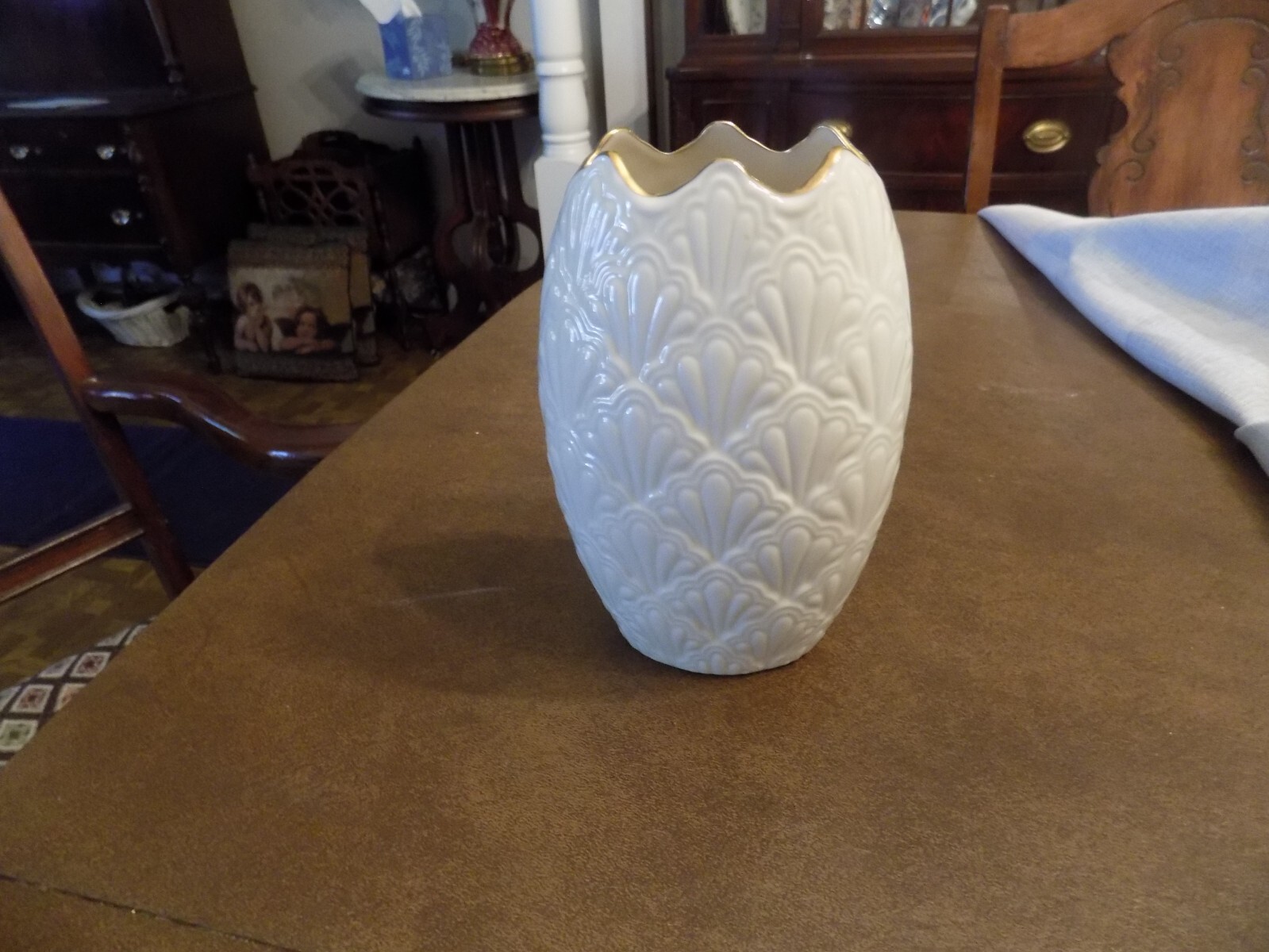 VIINTAGE LENOX USA JACQUARD IVORY VASE WITH GOLD SCALLOPED RIM
