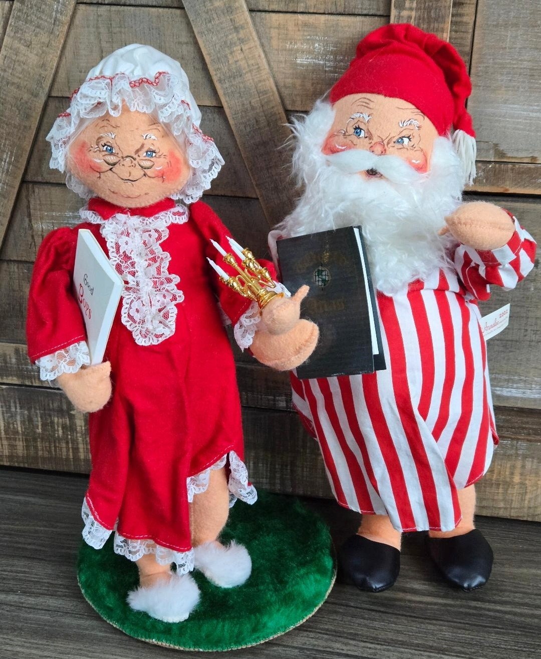 Traditional Annalee 14 Inch Santa And Mrs. Claus In pajamas 2002