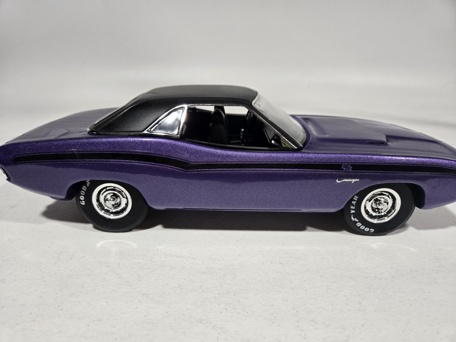 VINTAGE JIM BEAM 1970 DODGE CHALLENGER DECANTER PURPLE RT 426 HEMI EMPTY W/ ROOF