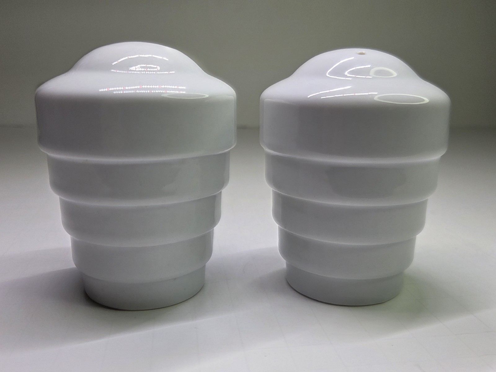 Frank Lloyd Wright Guggenheim Museum Modern Salt & Pepper Shaker Set 2003 F.L.