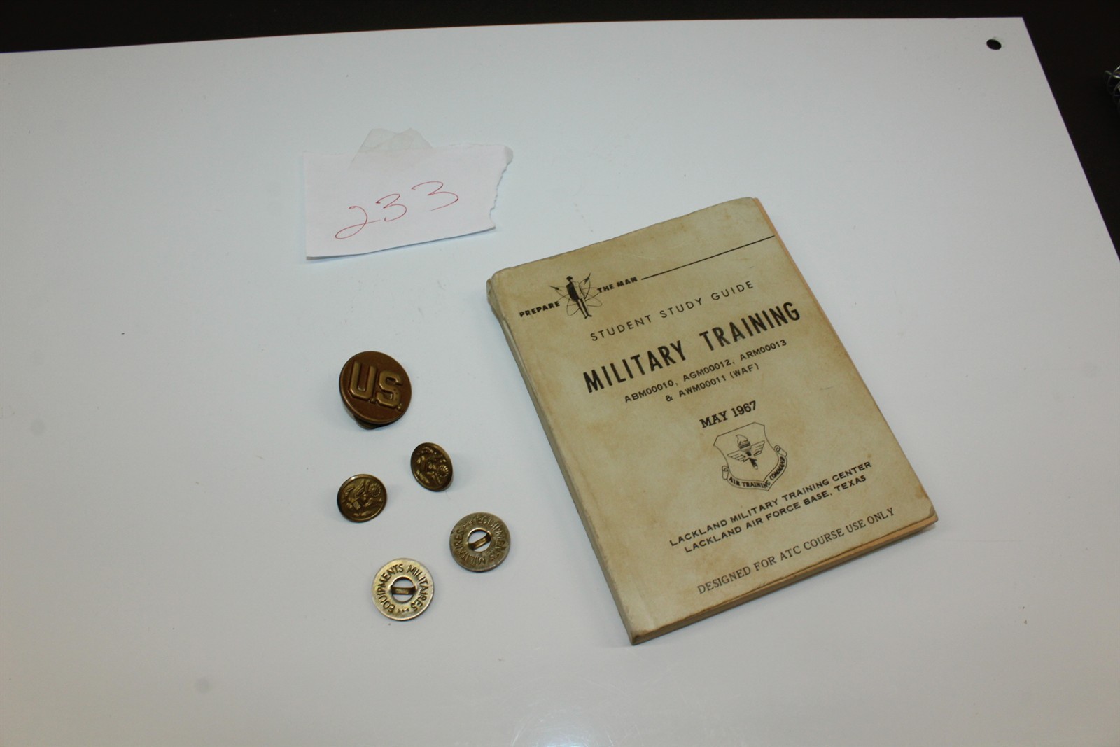Vintage Retired US Military Collectibles - Lapel Pin, 4 Buttons & 1967 Guide Vintage Retired US Military Collectibles - Lapel Pin, 4 Buttons & 1967 Guide