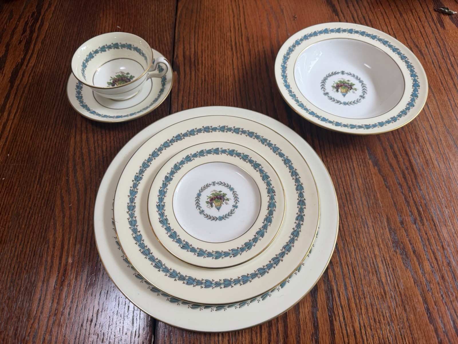Wedgwood “Appledore” Fine Bone China – Full 5-Piece Place Setting – Made England