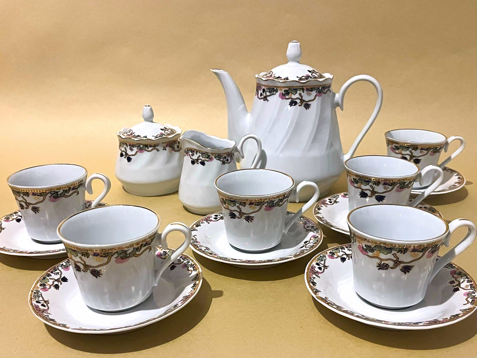 Vintage Mahneshan Fine China Tea Set 15pc: Teapot, sugar/creamer, 6 cups&saucers