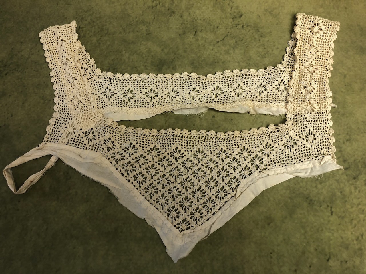 Antique 1900s Edwardian Petite Irish Crocheted Lace Collar Ecru Cotton Neckline