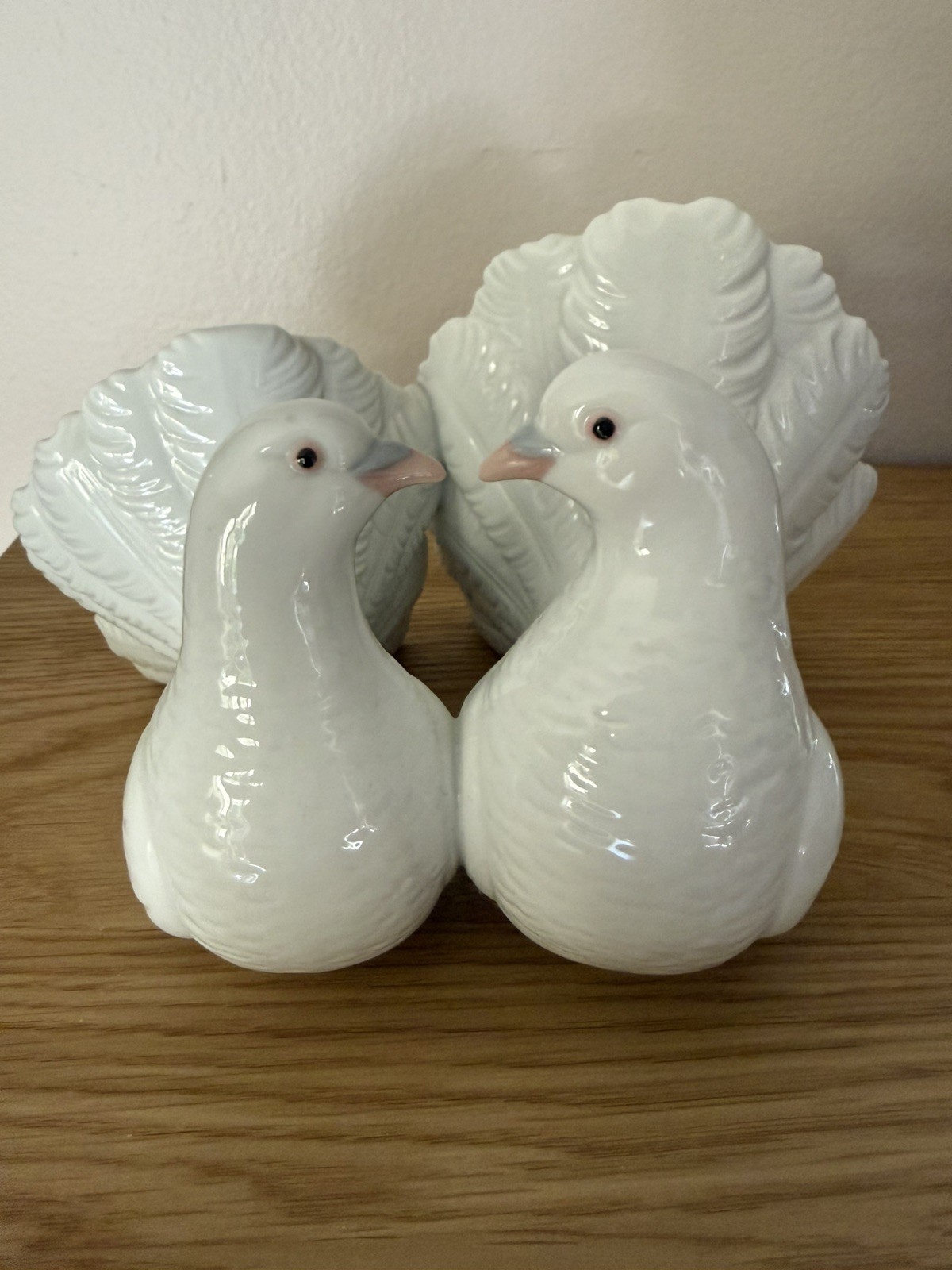 Lladro Couple Of Doves Porcelain collectible Figurine 1169 Kissing Birds w/ box.