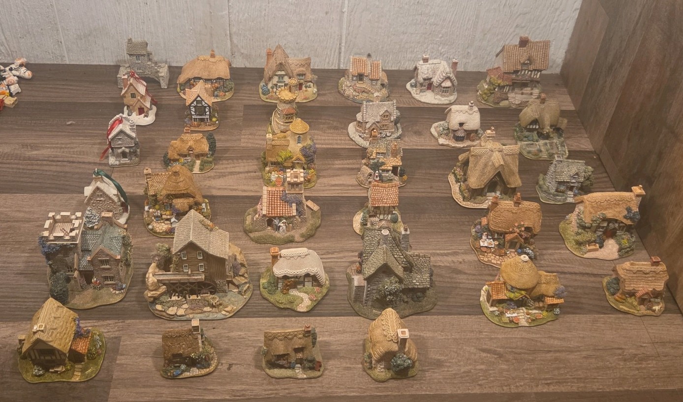 Lilliput Lane English Cottages Lot of 34 Vintage Miniatures Made in England Box Lilliput Lane English Cottages Lot of 34 Vintage Miniatures Made in England Box