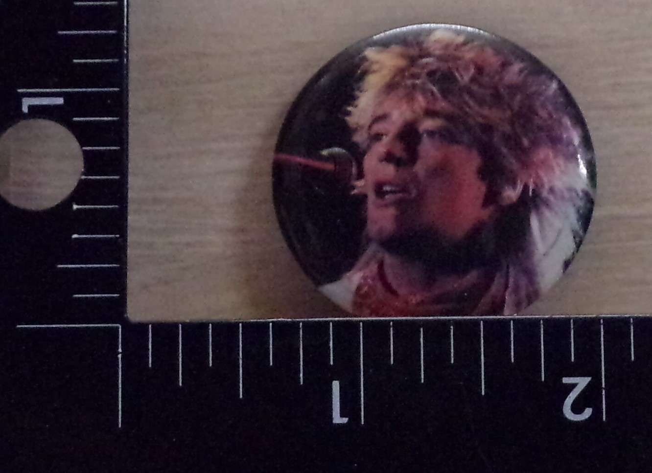 VTG 1984 ROD STEWART PIN BACK BUTTON LAPEL VTG 1984 ROD STEWART PIN BACK BUTTON LAPEL