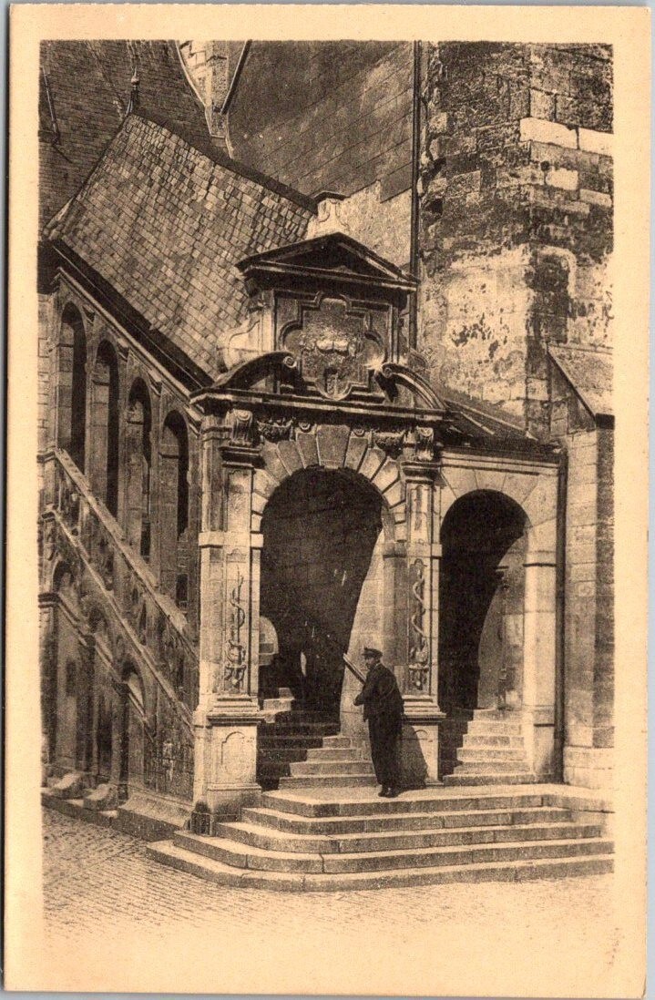 Dijon France L\'Escalier de La Tour de Bar Building Vintage Postcard B3