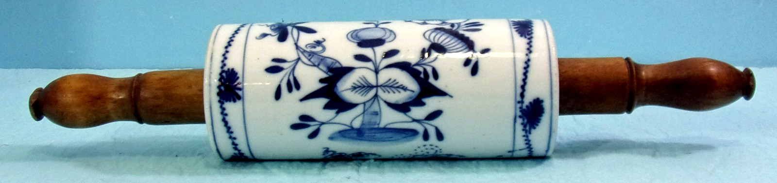 ANTIQUE VINTAGE MEISSEN STYLE BLUE ONION PROCELAIN GERMAN ROLLING PIN 14\