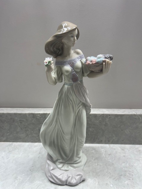 Lladro Porcelain Figurine \