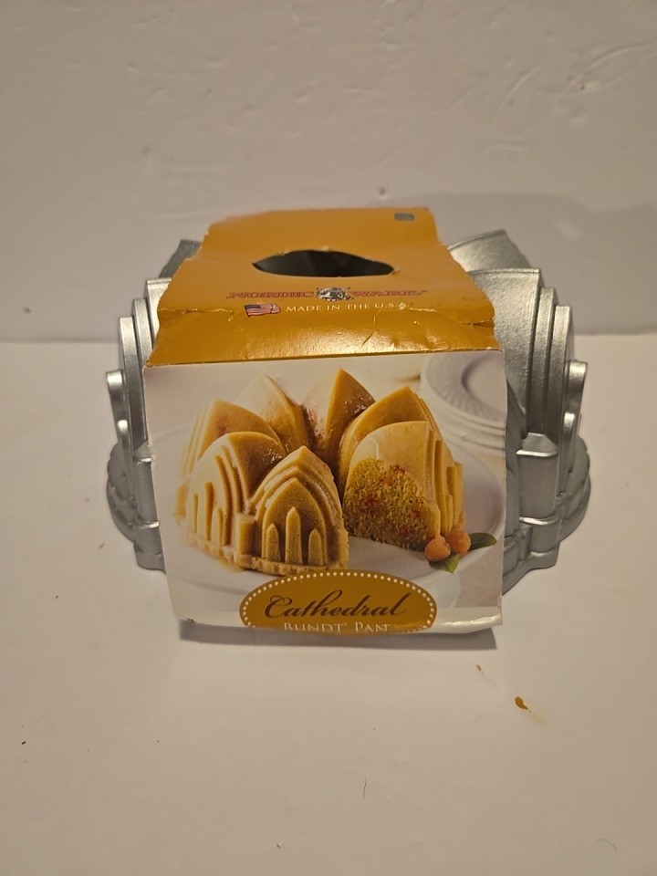 Nordic Ware Cathedral Bundt Cake Pan Heavy Cast Aluminum 10 Cup Made in USA NEW. Nordic Ware Cathedral Bundt Cake Pan Heavy Cast Aluminum 10 Cup Made in USA NEW.