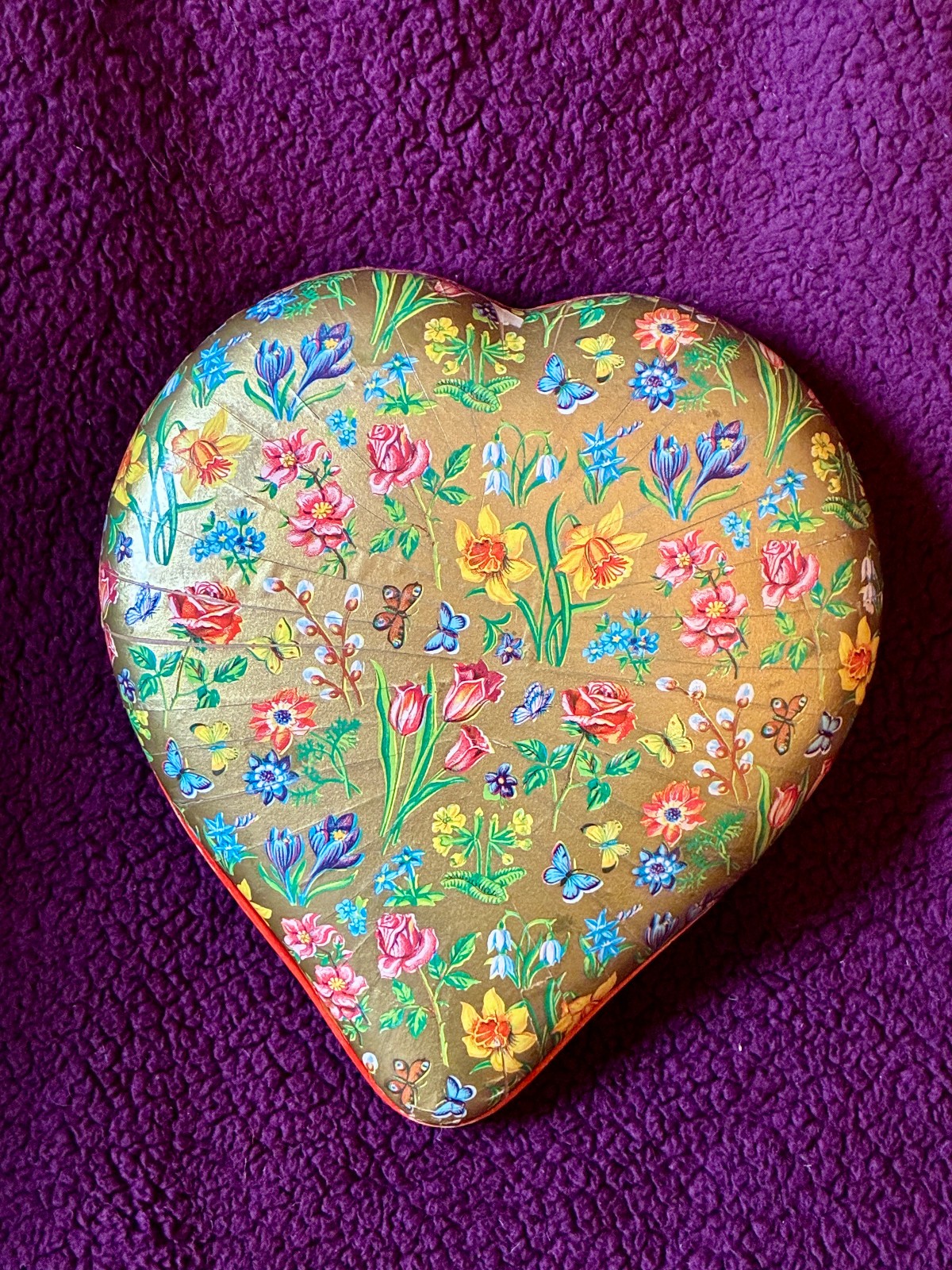 Large Western Germany HEART shaped Puffy candy box Bright Valentine\'s Day- GOLD