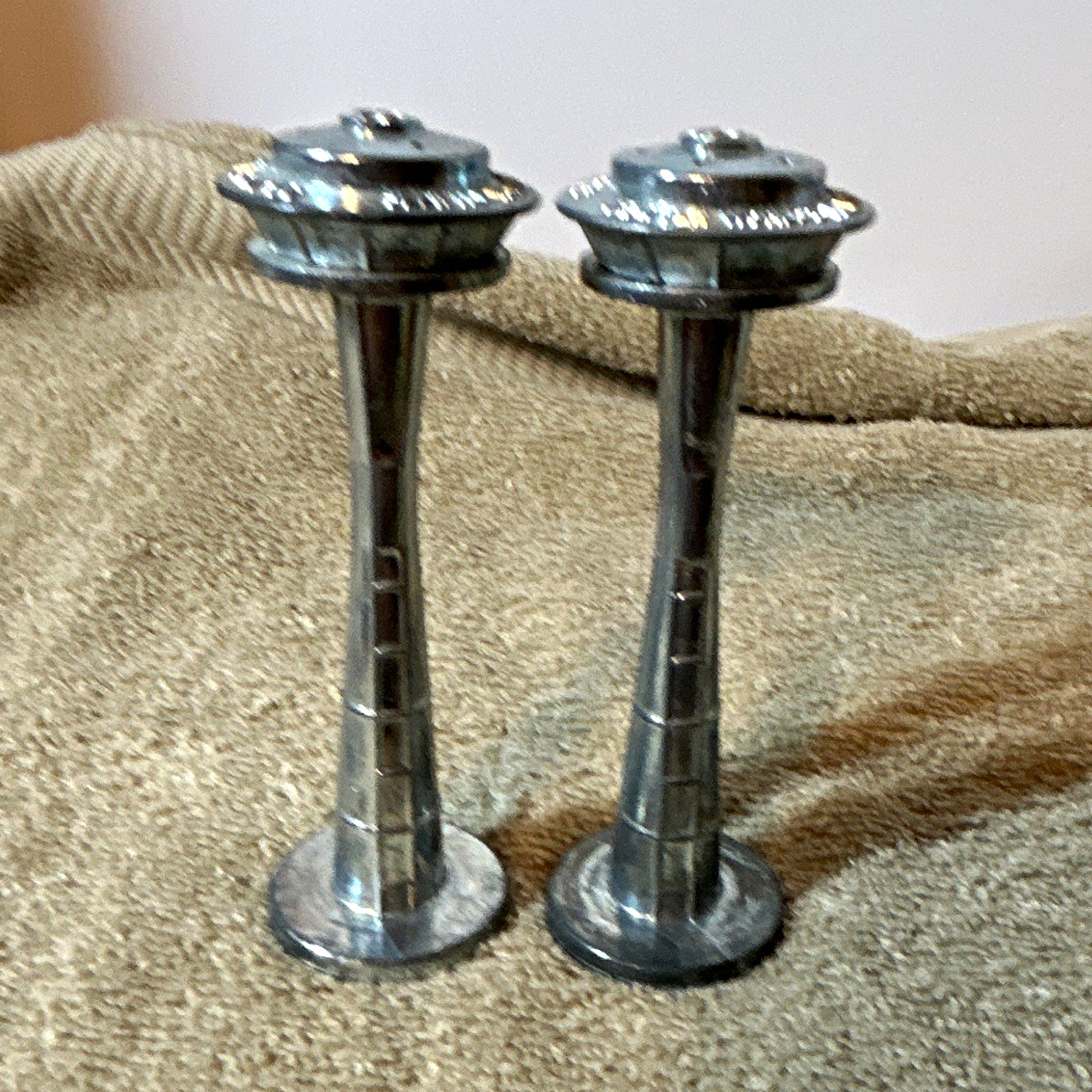 Vintage 1962 Worlds Fair Seattle Space Needle Die Cast Metal Salt and Pepper S8