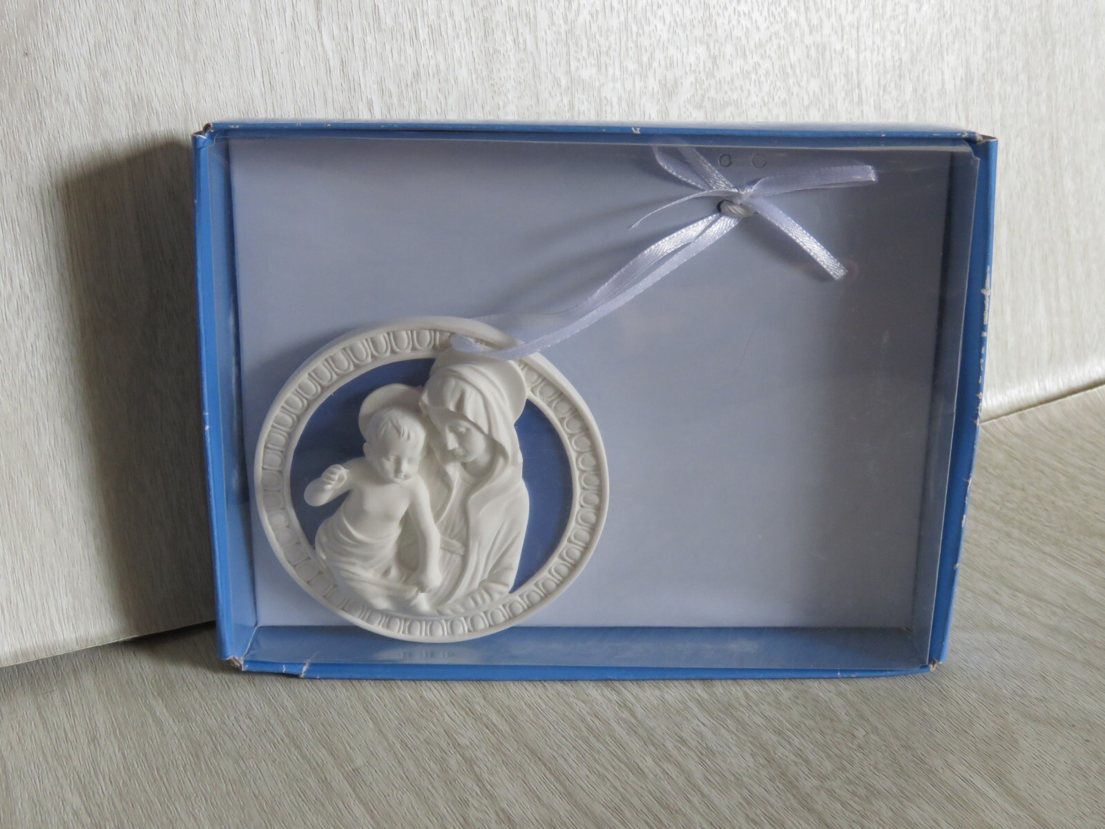Roman Inc Madonna & Child Porcelain Jasper Ornament Crib Medal Religious READ