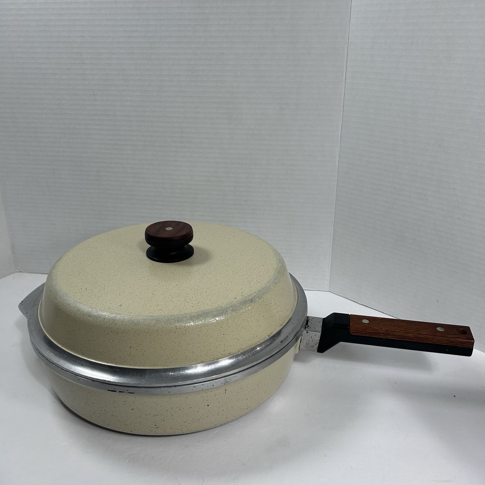 Vintage KF Kitchen Fair Cast Aluminum Frying Pan Skillet Almond 12” Inch