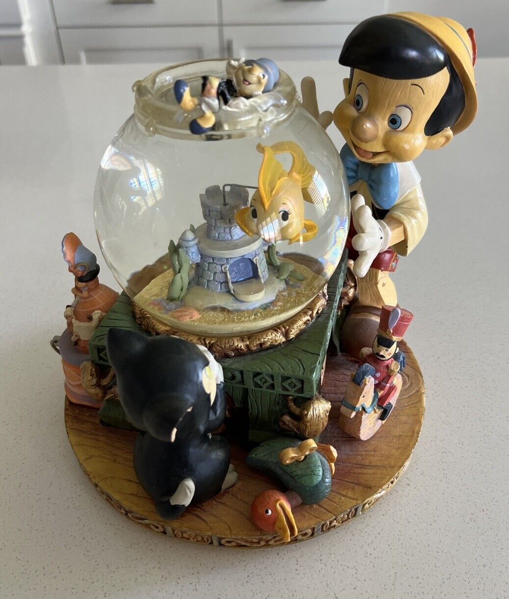 RARE Disney Pinocchio Toyland Fishbowl Cleo Figoro Musical Snow Globe Read
