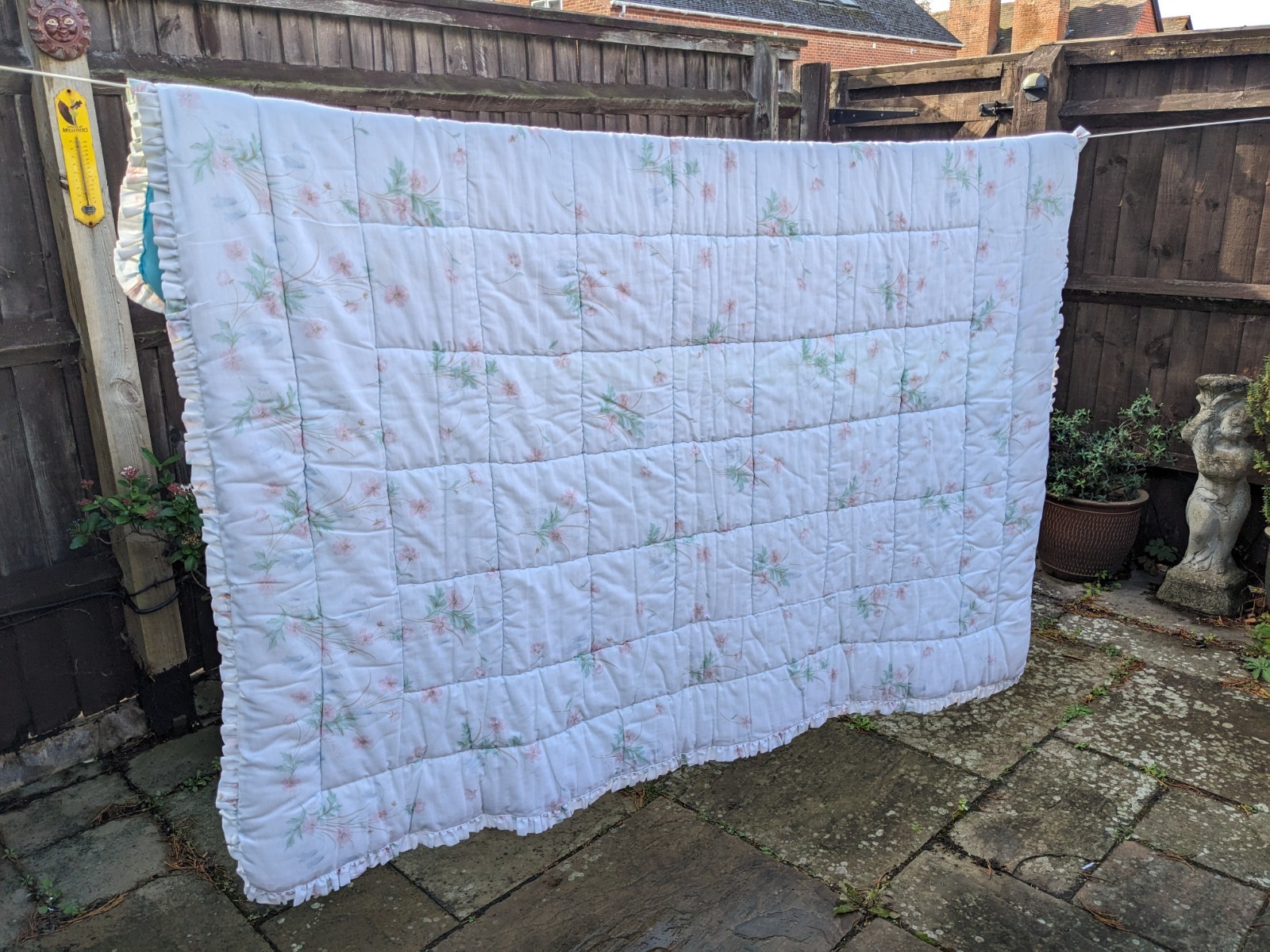 Vintage Retro Single 60's/70's Bedspread Eiderdown 157 x 140cm, 62 x 55 inches.