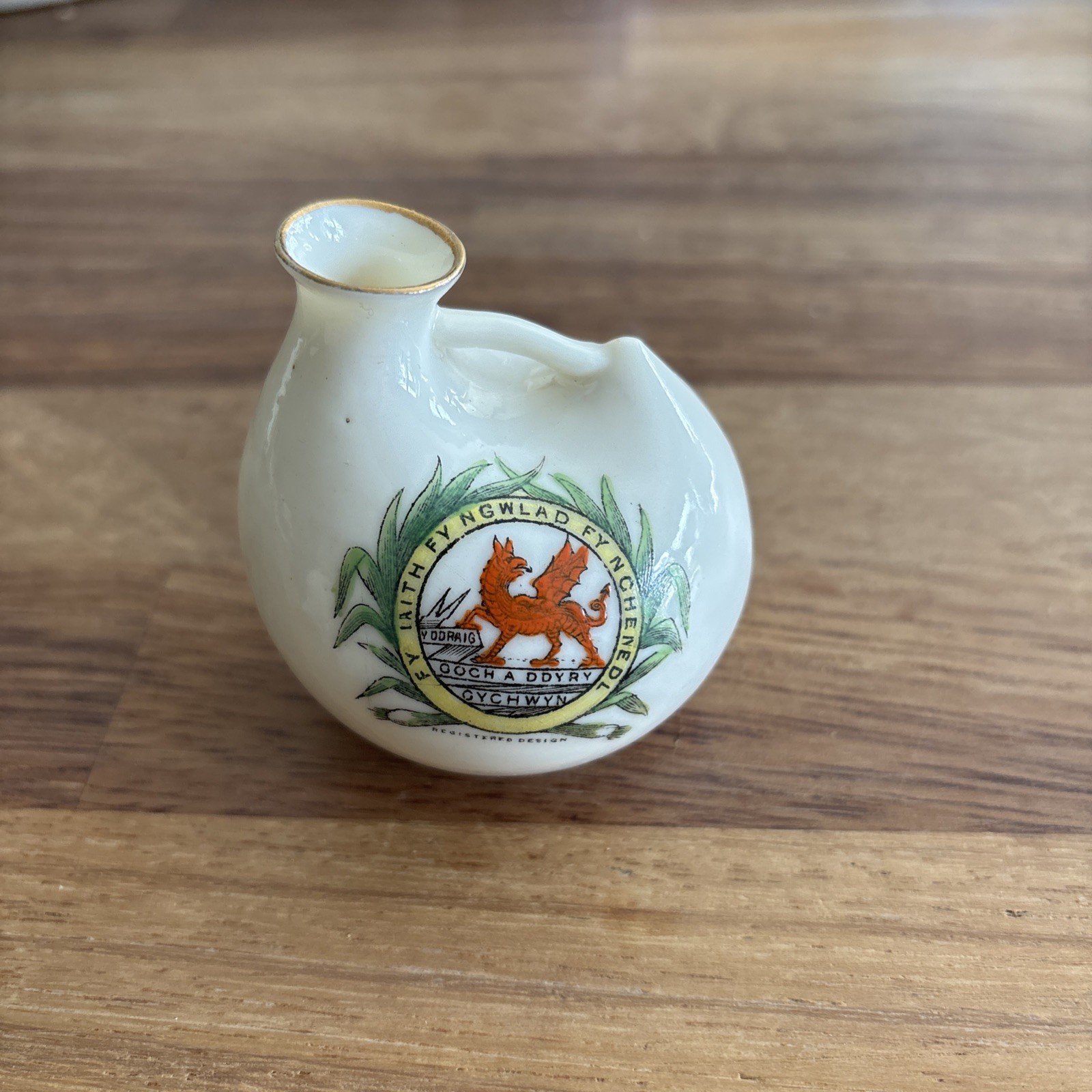 Antique crested royal ivory porcelain, Welsh Dragon, kiss, Stoke-on-Trent Antique crested royal ivory porcelain, Welsh Dragon, kiss, Stoke-on-Trent