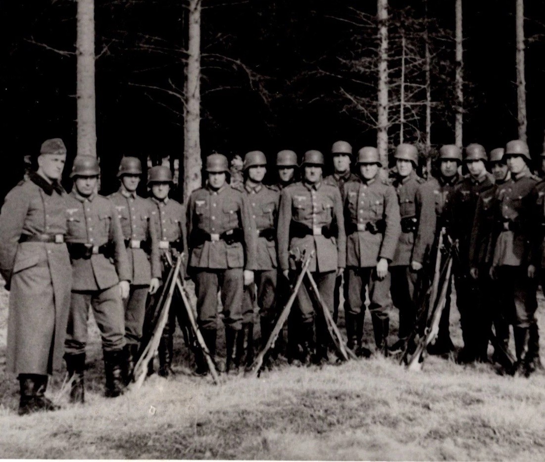WW2 German Wehrmacht Soldiers Loose Formation Picture Original AGFA Photo