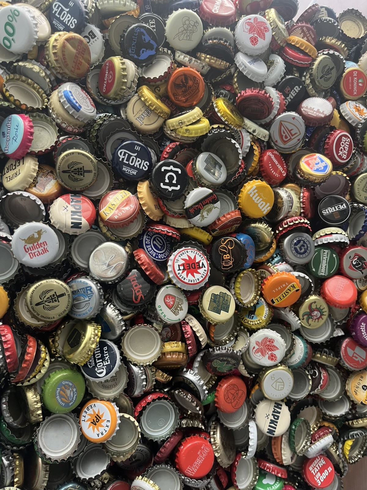 RANDOM 500 USED EUROPE BEER BOTTLE CAPS.