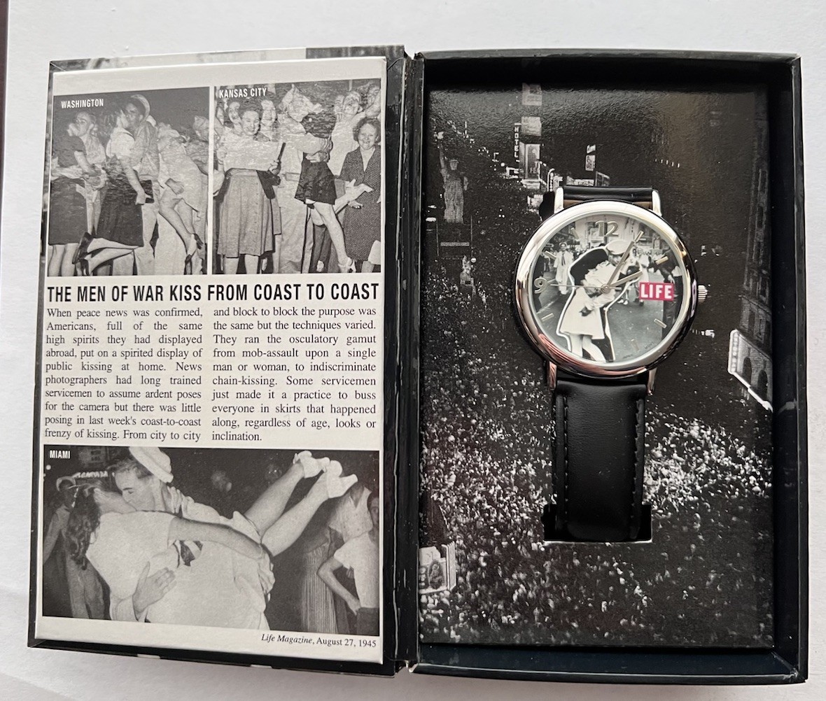 Life Magazine WWII 1945 V-J Day Collectible Watch Times Square Kiss Photo NOS