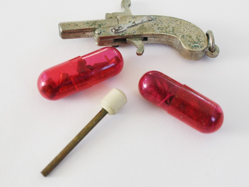 VINTAGE RARE CHADWICK 1.5” PISTOL KEY CHAIN w/ WADDING, AMMO & ROD JAPAN