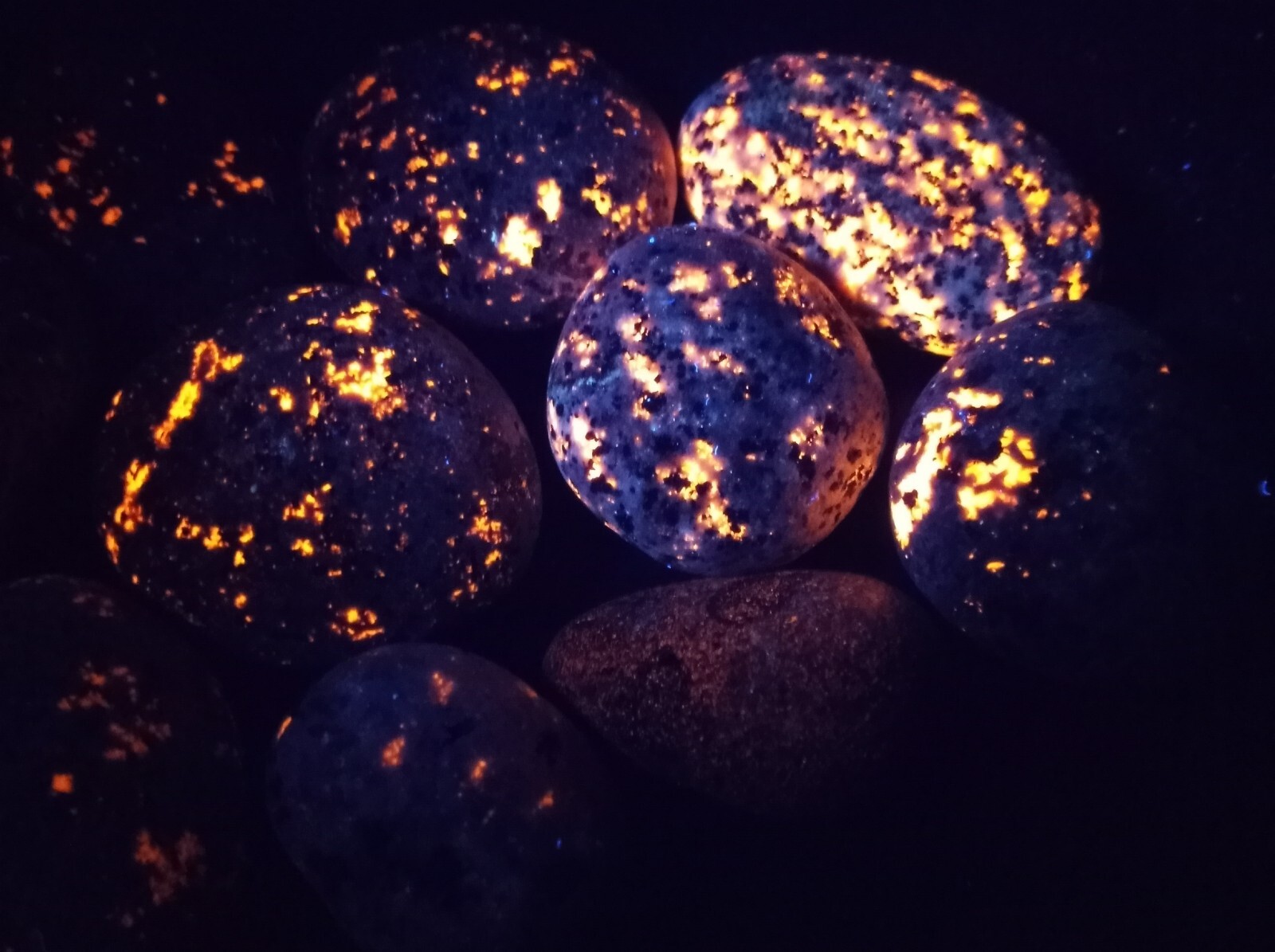 Yooperlite Set BULK 1 LB. - BRIGHT Lake Superior Syenite w/ Fluorescent Sodalite