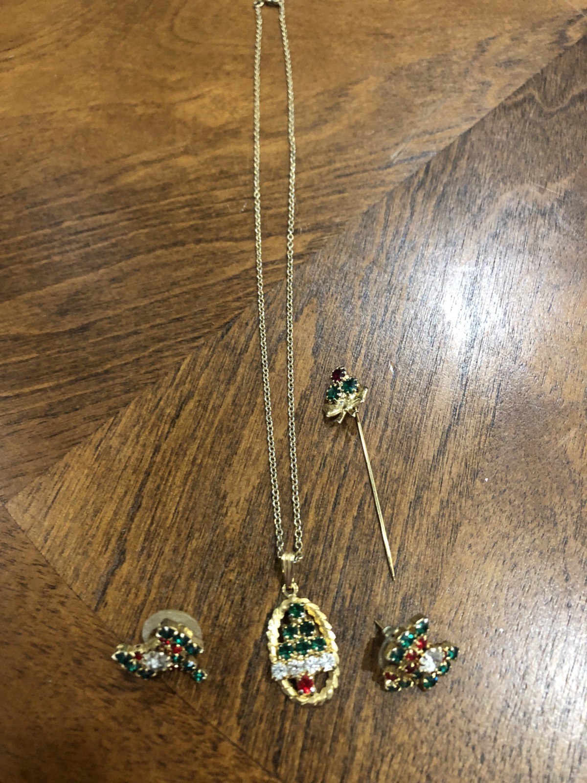 VINTAGE GOLD TONE CHRISTMAS RHINESTONE NECKLACE & EARRING SET AND 1 STICK PIN