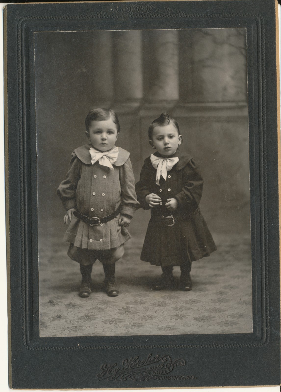 1895–1905 Cabinet Card STUNNING TWO BOYS PORTRAIT – Dresses – Milwaukee WI