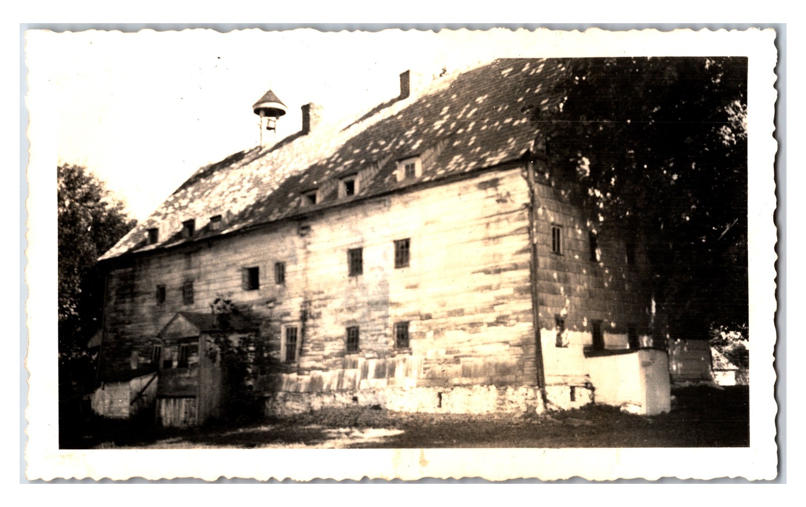 Original 1920s- View of Barn In Pennsylvania Snap Shot Photo (2.5in X 4.5in)