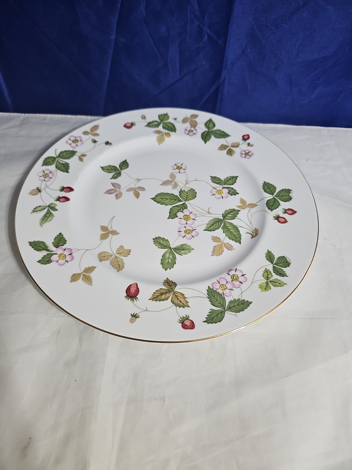 Wedgwood Bone China Wild Strawberry Pattern 10 3/4\ Wedgwood Bone China Wild Strawberry Pattern 10 3/4\