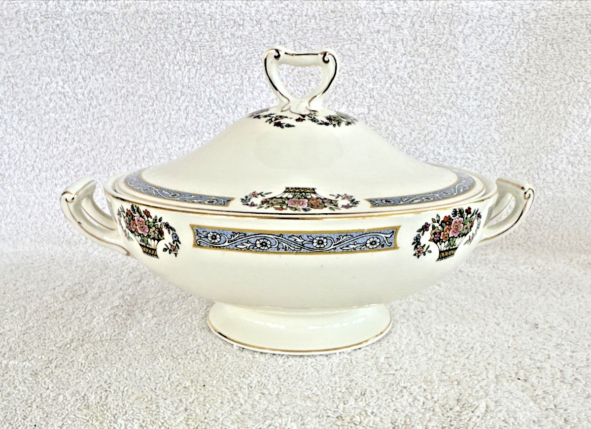 Vintage W H Grindley & Co England Carlton Shape Handled Serving Bowl W/ Lid EUC