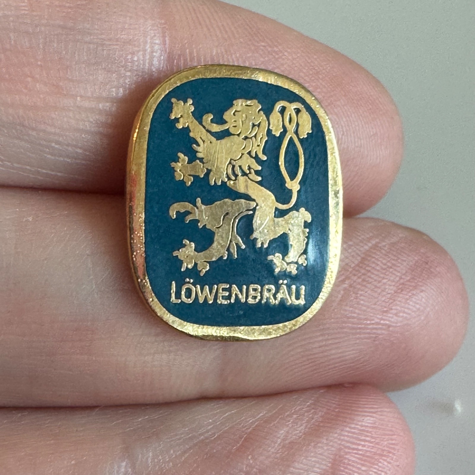 Lowenbrau Löwenbräu Beer Lion Crest Enamel Lapel Pin German Tie Tack Vintage