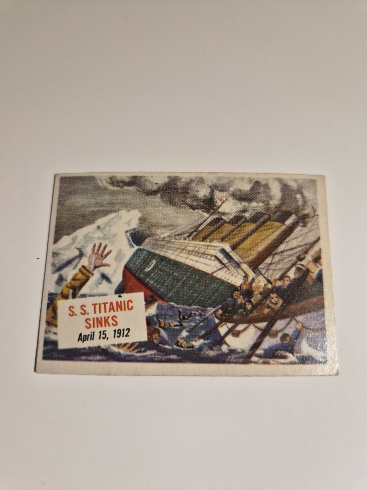 1954 Topps Scoop #17 SS Titanic Sinks Famous Disaster Vintage EX+
